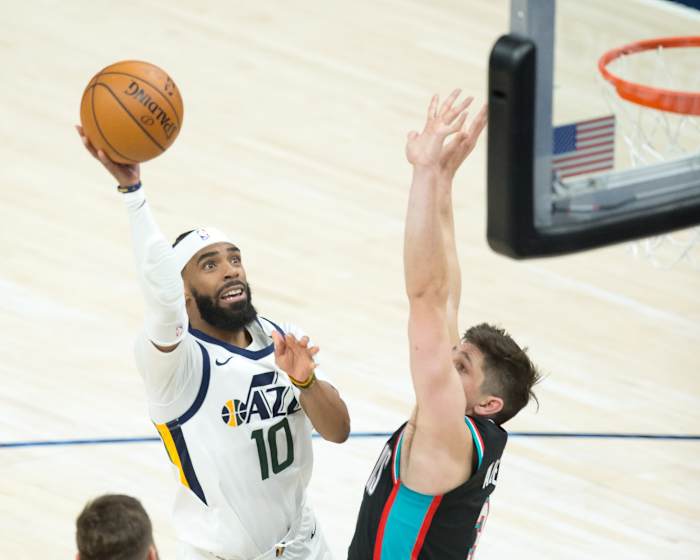 Mike Conley (10) goes for a layup against the Memphis Grizzlies